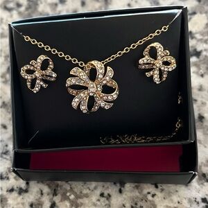 Iconic Avon bow 18” bow necklace and pierced earrings set original box